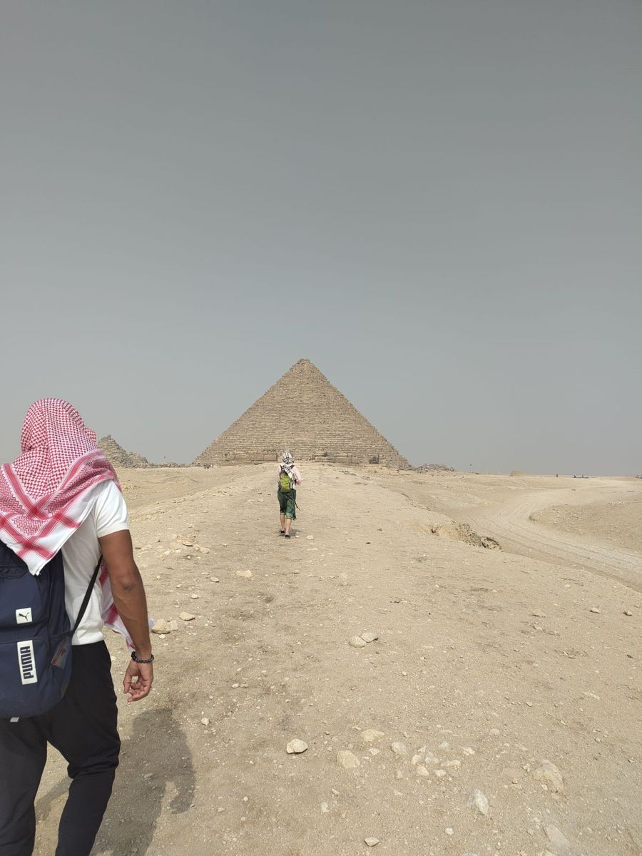 Op weg naar de piramide van Menkaure in Gizeh