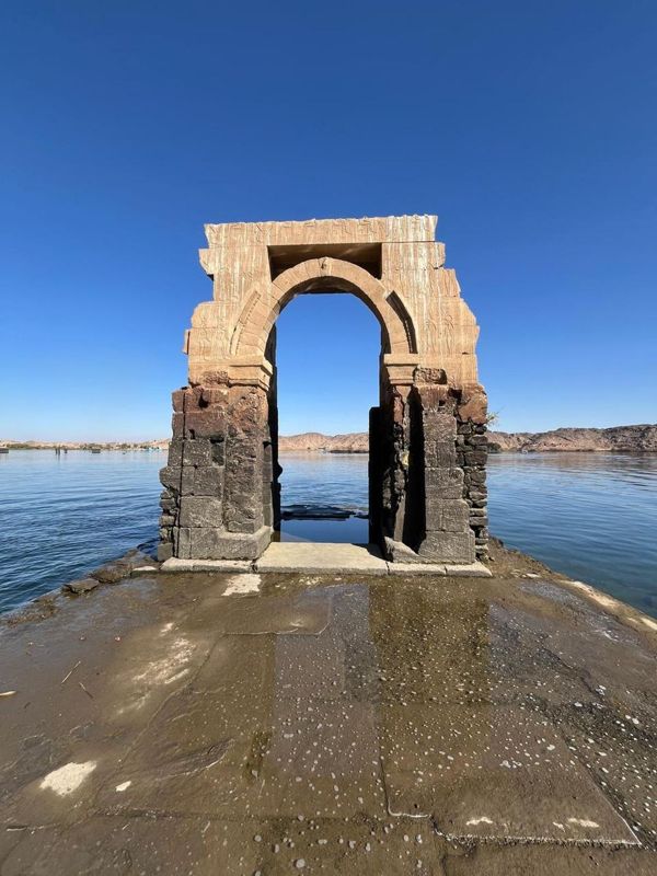 Oude tempelpoort bij Philae in het water